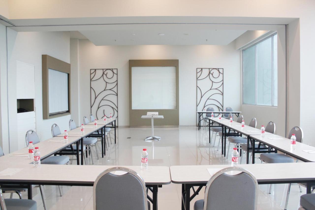 Pop! Hotel Kelapa Gading Jakarta Buitenkant foto