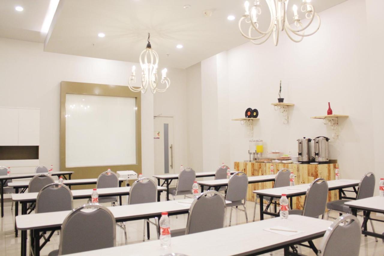 Pop! Hotel Kelapa Gading Jakarta Buitenkant foto
